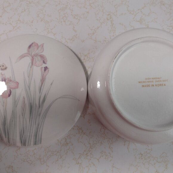 NWOT Lovely bowl with lid, pastel lillies and butterfly on top and sides - Picture 8 of 15
